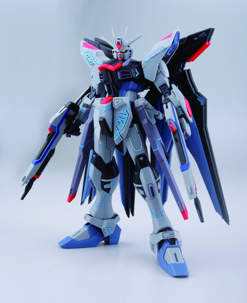 MG 1/100 Strike Freedom Gundam Z.A.F.T. Mobile Suit ZGMF-X20A - Mechanic Designer Okawara Kunio Exhibition Version