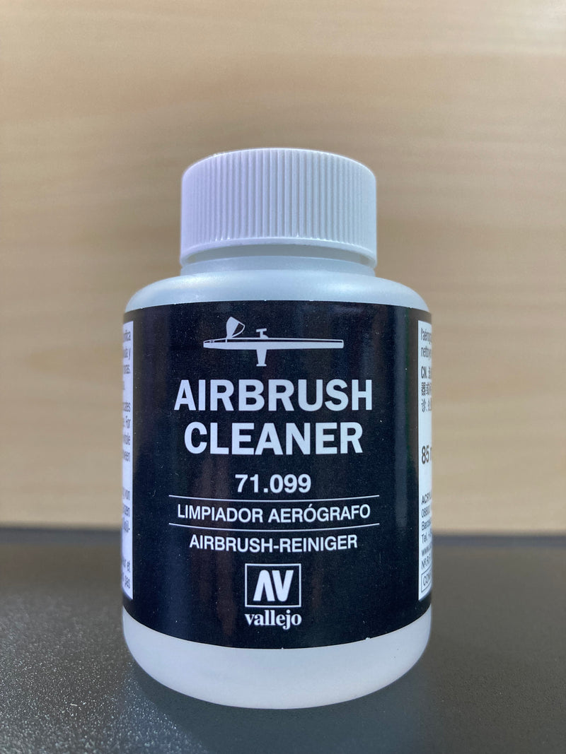 Cleaning the airbrush with Vallejo Airbrush Cleaner 